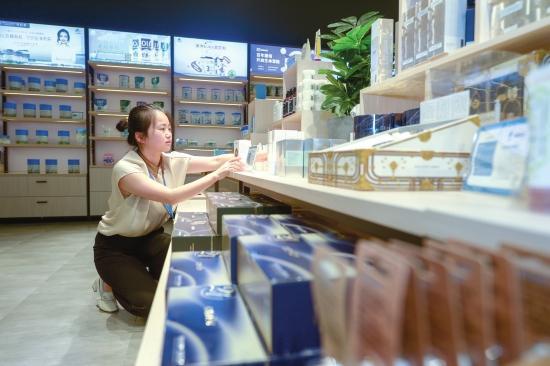 9 月 21 日,湖南高桥大市场国际商品展示贸易中心,工作人员给货架上新